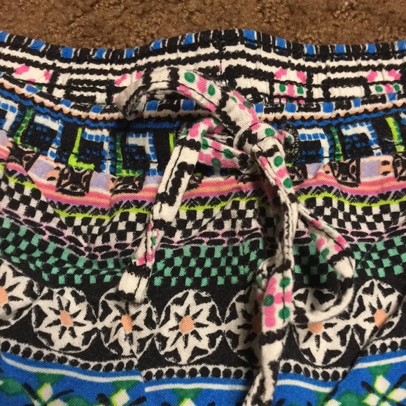 Boho shorts Medium (7-9) No Boundaries 2 pockets EUC, has pockets - Picture 3 of 7